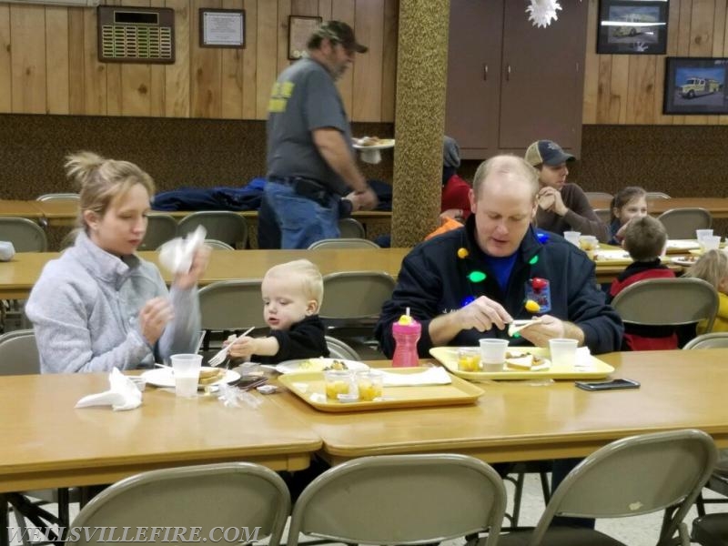 Breakfast with Santa 12-2-17 photos by Connie Ehrhart